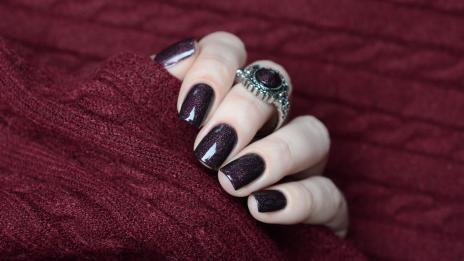 Кадифени нокти – нова тенденция за зимен маникюр