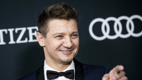 Възстановяването на Джеръми Ренър продължава успешно