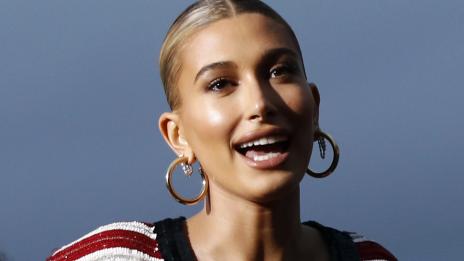 Аксесоари за коса – Хейли Бийбър с любим модел от 90-те