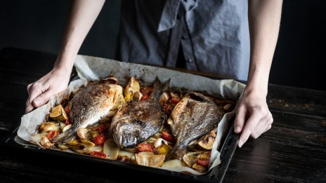 Как да печем риба и да я запазим сочна: Полезни съвети, които действително работят