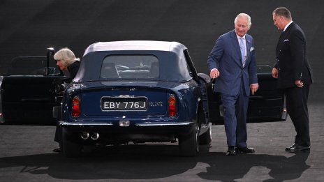 Принц Чарлз подкара отново своя „Астън Мартин“