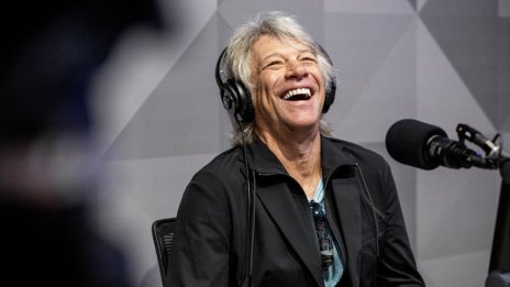 Джон Бон Джоуви защити ранния годеж на сина си Джейк с Мили Боби Браун