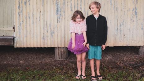 Звезди аплодират 6-годишно момче, спасило живота на сестра си