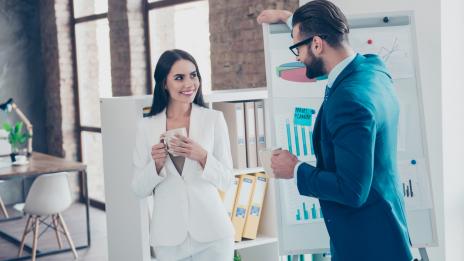 Свалки в офиса: Как да разберете, че колегата ви харесва