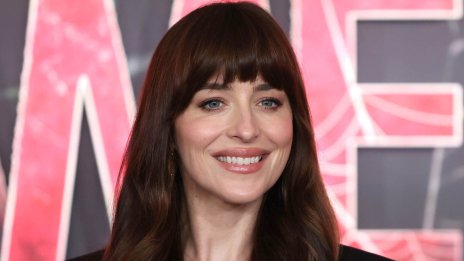 Дакота Джонсън впечатли с тоалет, вдъхновен от последния ѝ филм