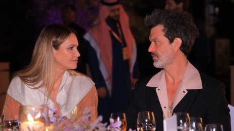 Като тийнейджърка: 59-годишната Ел Макферсън изглежда по-влюбена от всякога