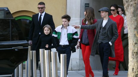 Семейно коледно парти: Виктория Бекъм без Дейвид, но с децата