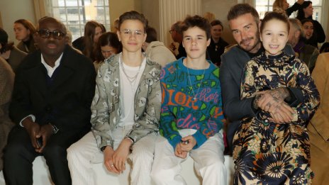 С розова коса и по бельо: Круз Бекъм с първа модна корица