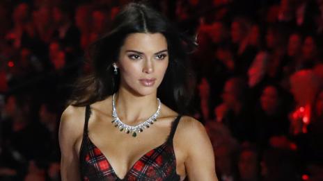 Кендъл Дженър със своя линия козметика