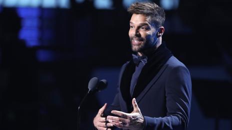 Рики Мартин в прегръдките на порасналата Лусия  