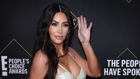 Ким Кардашян се сдоби с рокля, вдъхновена от тялото ѝ