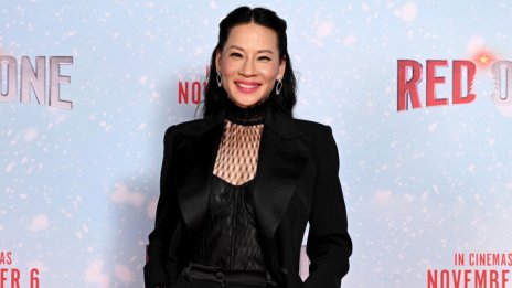 Коя го носи по-добре – Луси Лиу облече червения кариран костюм на Versace, носен от Тейлър Суифт