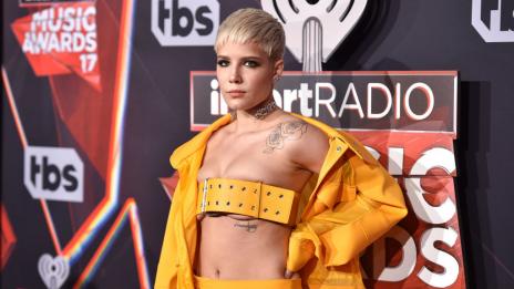 Хормоните бушуват: Холзи се боядиса в жълто