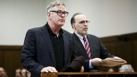 „Той избра да играе руска рулетка“: Подробности за стрелбата с Алек Болдуин