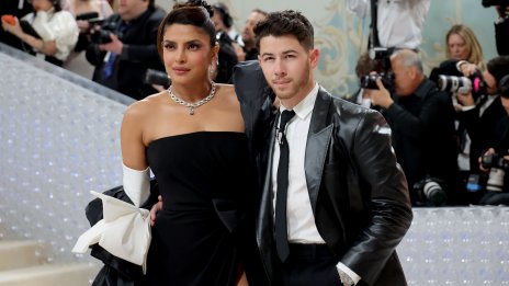 Приянка Чопра и Ник Джонас заведоха дъщеря си в индийски храм за благословия