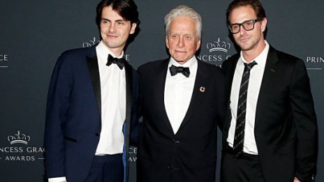 Майкъл Дъглас се появи със синовете си Камерън и Дилън на специално събитие