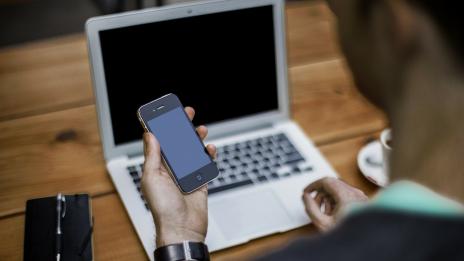 В сезона на вирусите – как да почиствате мобилния си?