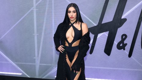 Дъщерята на Мадона провокира в оскъден черен костюм