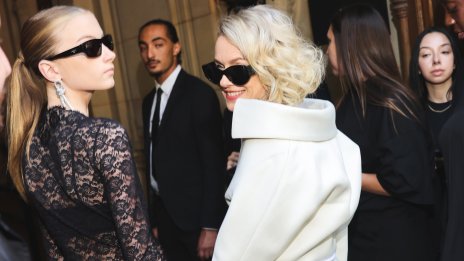 Наоми Уотс и нейното дете Кай блеснаха на модно шоу на Balenciaga в Париж