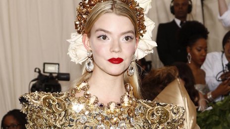 Кожена рокля – Аня Тейлър-Джой със секси предложение