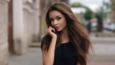 Винтидж брюнетка – популярният цвят за коса през есента