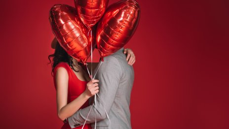 Сърца, рози, шампанско – как известни БГ двойки посрещнаха Свети Валентин? 