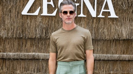 Крис Пайн показа релефна физика и ново гадже на почивката си в Сардиния