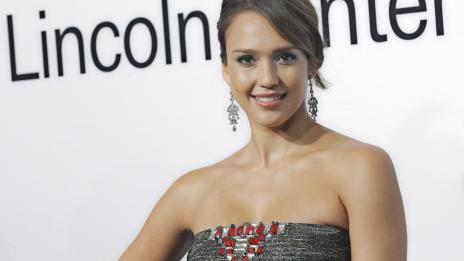 Джесика Алба посреща 2021 г. по бански