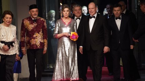 Принц Албер на бал без жена си Шарлийн