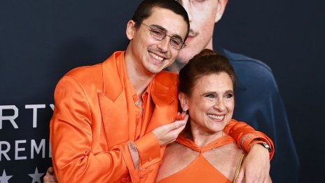 Тимъти Шаламе остави Кайли вкъщи &ndash; съчета се с майка си в оранжеви тоалети от глава до пети 