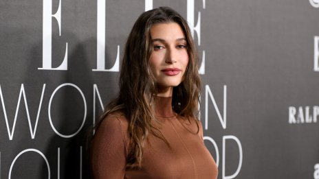 Стилни в офиса – Хейли Бийбър с корсетно предложение