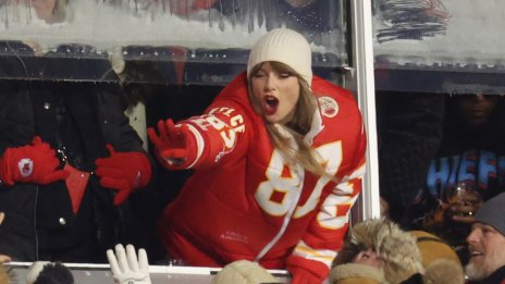 Травис Келси открадна емблематичен жест на приятелката си Тейлър Суифт