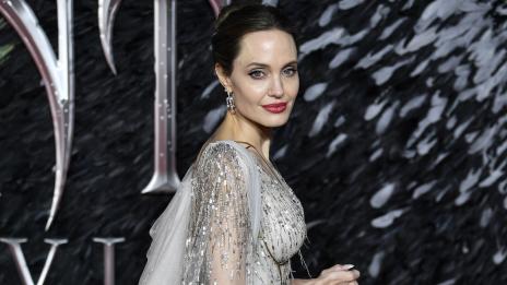 Кралицата в бяло: Анджелина Джоли впечатли със стил