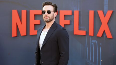 Крис Еванс посети приют за кучета, носейки специални подаръци