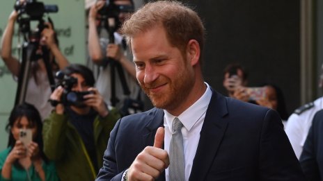 Имиджът на принц Хари е позитивен само заради кралското семейство