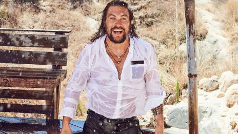 Мокрият Джейсън Момоа откровено за любовта и киното