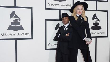 Синът на Мадона – с рокля и уверен в себе си