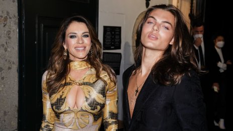 Елизабет Хърли и синът ѝ Деймиън с първо общо дефиле