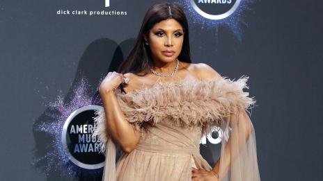 Тони Бракстън неразпознаваема в ново видео 