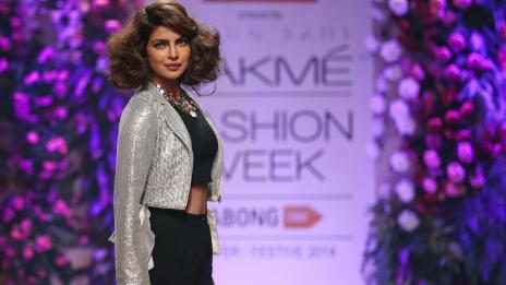 Зимен стил: Приянка Чопра с перфектната блуза за онлайн срещи