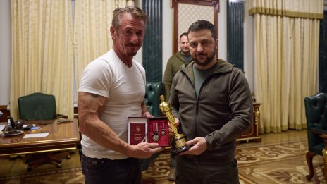 „Когато спечелите, донеси ми го в Малибу“: Шон Пен даде Оскара си на Зеленски