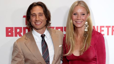 Секси след 50 – Гуинет Полтроу и Брад Фалчък отпразнуваха специален празник по бански