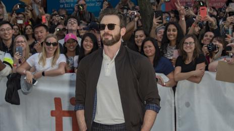 Крис Евънс показа своите умения на пиано