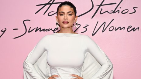 Код бяло за Кайли Дженър в Париж