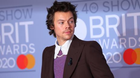 Майката на Хари Стайлс е отговорна за любовта на сина си към роклите