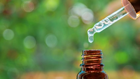 Защо маслото от чаено дърво е любима съставка на дерматолозите?