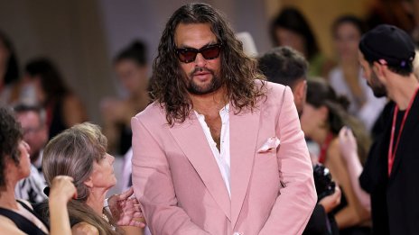 Розово от главата до петите - Джейсън Момоа с лакирани нокти на червения килим