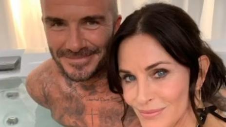 Горещ кадър: Кортни Кокс и Дейвид Бекъм в джакузи