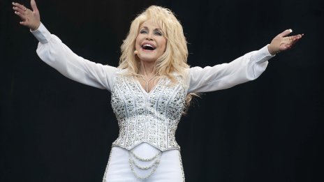 Доли Партън държи коледната си украса до средата на януари 