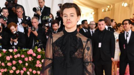 Хари Стайлс – с рокля на Gucci и историческа корица на Vogue